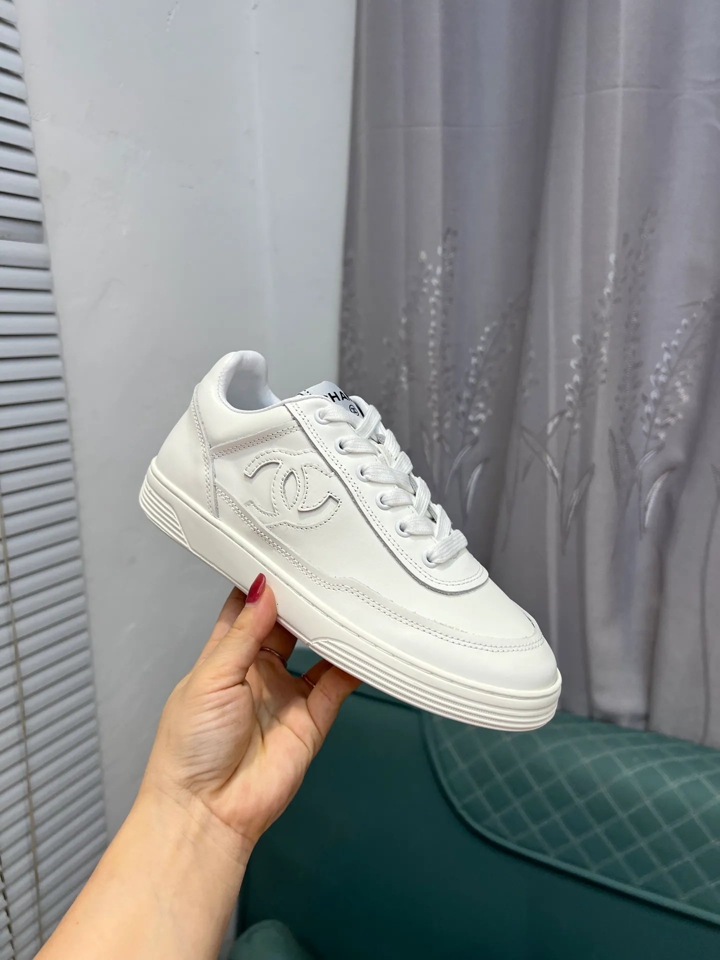 Men's men's shoes 💰620 Exclusive real shot (top version) CHANEL Chanel's new panda sneakers Panda shoes Chanel 2025ss color matching thick-soled casual sports shoes sneakers Counter synchronization The counter is very popular Very difficult to buy a shoe The most popular thick-soled panda shoes on the Internet It is obvious that Xiaoxiang control cannot miss it Simple and versatile white shoes that have both good looks and comfort Thick sole increases height, is super versatile and can be worn with eyes closed😍 Whoever wears it will look better. Upper: calfskin. Lining: imported sheepskin lining. Outsole: TPU original outsole. Size: 35-44 (41 for women, 40 for men, custom made).